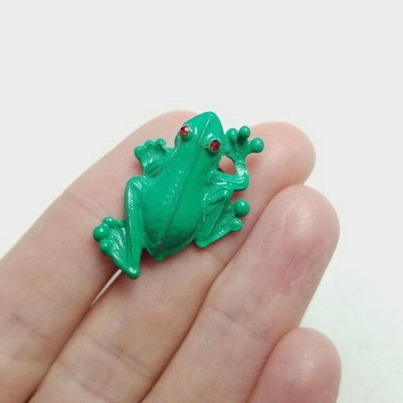 Vintage Bright Green Frog Brooch with Red Rhinestone Eyes, Amphibian Lapel Pin - Picture 5 of 6